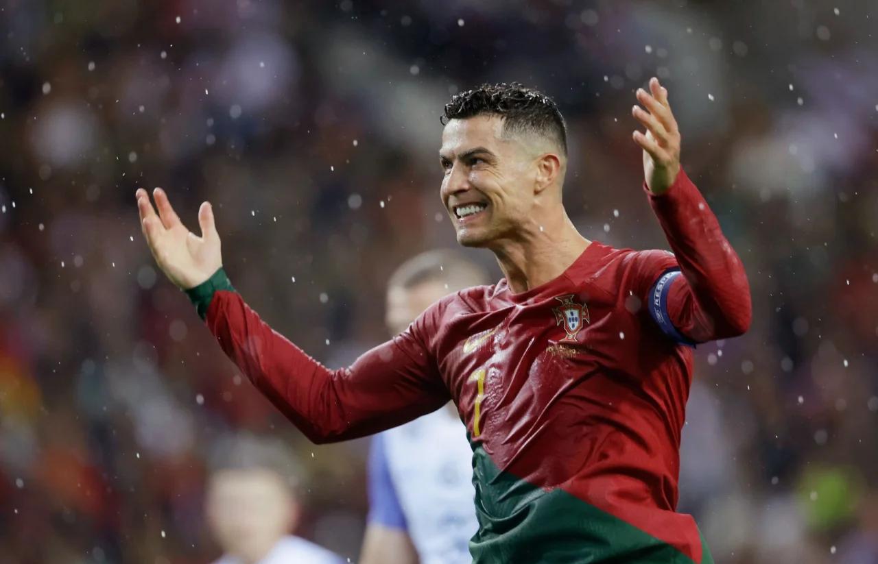 巴黎碾压巴萨，C罗完成帽子戏法的简单介绍